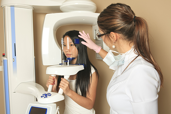 A patient using cone beam imaging at their Owasso dentist at Jillian Prather Family Dentistry. 